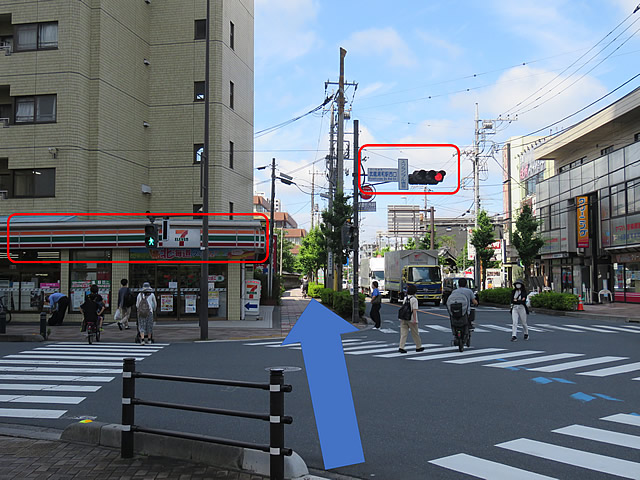 ４・右手正面にセブンイレブンさんがある武蔵浦和駅西口スクランブル交差点を渡り、直進します。